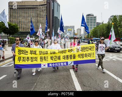 Seoul, Seoul, Corée du Sud. 9 juin, 2018. Les gens défilent dans le centre de Séoul pendant un rassemblement pro-américain dans le centre-ville de Séoul. Les participants ont dit qu'ils voulaient remercier les États-Unis pour soutenir la Corée du Sud et ils espèrent que les États-Unis continueront de soutenir la Corée du Sud. Beaucoup étaient également opposés aux négociations en cours avec la Corée du Nord parce qu'ils ne pense pas que Kim Jong-un peut être fait confiance à dénucléariser ou de ne pas attaquer la Corée du Sud. Crédit : Jack Kurtz/ZUMA/Alamy Fil Live News Banque D'Images
