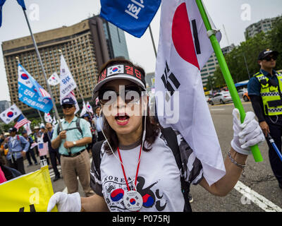 Seoul, Seoul, Corée du Sud. 9 juin, 2018. Une femme marche dans un rassemblement pro-américain dans le centre-ville de Séoul. Les participants ont dit qu'ils voulaient remercier les États-Unis pour soutenir la Corée du Sud et ils espèrent que les États-Unis continueront de soutenir la Corée du Sud. Beaucoup étaient également opposés aux négociations en cours avec la Corée du Nord parce qu'ils ne pense pas que Kim Jong-un peut être fait confiance à dénucléariser ou de ne pas attaquer la Corée du Sud. Crédit : Jack Kurtz/ZUMA/Alamy Fil Live News Banque D'Images