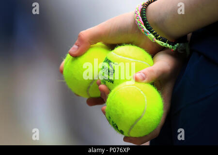 Centre de tennis de Nottingham, Nottingham, Royaume-Uni. 9 juin, 2018. La vallée de la nature ; un tournoi de tennis Ball boy est titulaire d'une balle de tennis à Wimbledon 2018 inscrits sur leur faire crédit : Action Plus Sport/Alamy Live News Banque D'Images