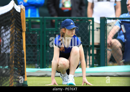 Centre de tennis de Nottingham, Nottingham, Royaume-Uni. 9 juin, 2018. La vallée de la nature ; un tournoi de tennis ball girl attend prêt à l'Action : Crédit net Plus Sport/Alamy Live News Banque D'Images