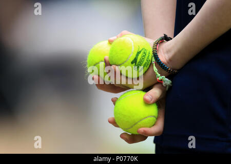 Centre de tennis de Nottingham, Nottingham, Royaume-Uni. 9 juin, 2018. La vallée de la nature ; un tournoi de tennis Ball boy est titulaire d'une balle de tennis à Wimbledon 2018 inscrits sur leur faire crédit : Action Plus Sport/Alamy Live News Banque D'Images
