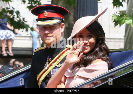 Le centre commercial. Londres, Royaume-Uni. 9 juin 2018 - Prince Harry - le Duc de Sussex, Meghan Markle - La Duchesse de Sussex. Sa Majesté la Reine Elizabeth II aux autres membres de la famille royale de voyager le long du Mall dans un chariot en haut pendant la parade la couleur qui marque la 92ème célébration de l'anniversaire officiel de la Reine, au cours de laquelle elle inspecte les troupes de la Division des ménages qu'ils mars à Whitehall, avant de regarder le survol du balcon de Buckingham Palace. Credit : Dinendra Haria/Alamy Live News Banque D'Images