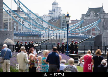 Salut au canon à la Tour de Londres. Ces tirs ont lieu commémoratif spécial sur l'arme Park situé sur le quai, pour commémorer l'anniversaire de la Reine. Au total, il y avait 62 tours tiré. Banque D'Images