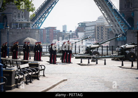 Salut au canon à la Tour de Londres. Ces tirs ont lieu commémoratif spécial sur l'arme Park situé sur le quai, pour commémorer l'anniversaire de la Reine. Au total, il y avait 62 tours tiré. Banque D'Images