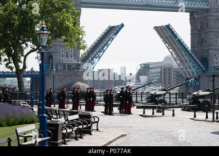 Salut au canon à la Tour de Londres. Ces tirs ont lieu commémoratif spécial sur l'arme Park situé sur le quai, pour commémorer l'anniversaire de la Reine. Au total, il y avait 62 tours tiré. Banque D'Images