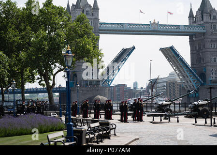 Salut au canon à la Tour de Londres. Ces tirs ont lieu commémoratif spécial sur l'arme Park situé sur le quai, pour commémorer l'anniversaire de la Reine. Au total, il y avait 62 tours tiré. Banque D'Images