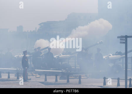 Salut au canon à la Tour de Londres. Ces tirs ont lieu commémoratif spécial sur l'arme Park situé sur le quai, pour commémorer l'anniversaire de la Reine. Au total, il y avait 62 tours tiré. Banque D'Images