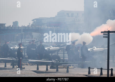 Salut au canon à la Tour de Londres. Ces tirs ont lieu commémoratif spécial sur l'arme Park situé sur le quai, pour commémorer l'anniversaire de la Reine. Au total, il y avait 62 tours tiré. Banque D'Images