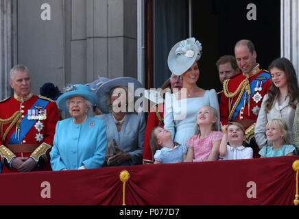 La princesse Charlotte et du Prince George avec d'autres membres de la famille royale britannique sur le balcon du palais de Buckingham après la parade de la couleur en 2018. La parade des marques de couleur le Queens anniversaire officiel. Parade la couleur, Londres, 9 juin 2018. Banque D'Images