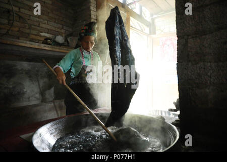 (180609) -- DANZHAI, le 9 juin 2018 (Xinhua) -- Une femme de l'ethnie miao batik fait produits de Yangwu Ville de Danzhai County, au sud-ouest de la province du Guizhou, en Chine, le 8 juin 2018. Le peuple Miao artisanat batik est l'un des patrimoines immatériels nationaux de la Chine. Comme le principal site de l'héritage du peuple Miao Miao artisanat batik, la Jijia Village de Yangwu ville a un bon nombre d'excellents artisans, mais le trafic gênant avaient empêché la vente de produits de batik vers l'extérieur avant 2017. Avec l'augmentation de l'amélioration de la circulation et l'aide du gouvernement local et des bénévoles depuis 2017 Banque D'Images