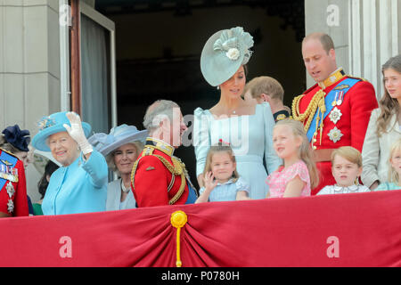 Londres, Royaume-Uni, le 9 juin 2018.La Princesse Charlotte maquillage SM la Reine, agitant au public, depuis le balcon du palais de Buckingham, de la Parade du crédit Couleur : Amanda rose/Alamy Live News Banque D'Images
