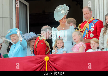 Londres, Royaume-Uni, le 9 juin 2018.La Princesse Charlotte maquillage SM la Reine, agitant au public, depuis le balcon du palais de Buckingham, de la Parade du crédit Couleur : Amanda rose/Alamy Live News Banque D'Images