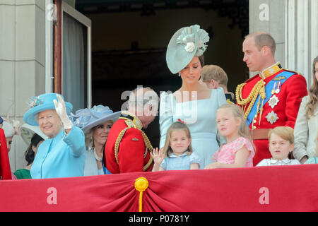 Londres, Royaume-Uni, le 9 juin 2018.La Princesse Charlotte maquillage SM la Reine, agitant au public, depuis le balcon du palais de Buckingham, de la Parade du crédit Couleur : Amanda rose/Alamy Live News Banque D'Images