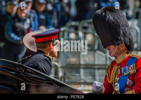 Londres, Royaume-Uni, le 9 juin 2018. Le prince Harry et Meghan, le duc et la duchesse de Kent arrivent - Défilé de l'anniversaire de la reine, plus connue sous le nom de Parade la couleur. Les Coldstream Guards Troop leur couleur., Crédit : Guy Bell/Alamy Live News Banque D'Images