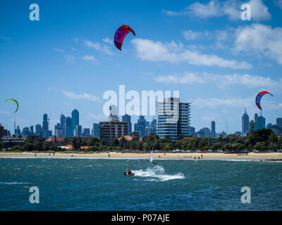 Kite surfeurs en action à Port Phillip Bay près de St Kilda, Melbourne, Victoria, Australie Banque D'Images