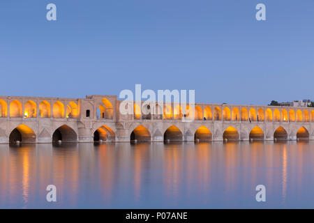 Pol-e Si-O-Seh, pont ou Si-O-Seh bridge, au crépuscule, Ispahan, Iran Banque D'Images