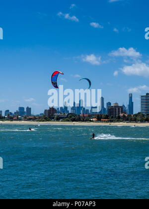 Kite surfeurs en action à Port Phillip Bay près de St Kilda, Melbourne, Victoria, Australie Banque D'Images