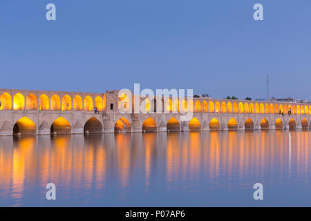 Pol-e Si-O-Seh, pont ou Si-O-Seh bridge, au crépuscule, Ispahan, Iran Banque D'Images