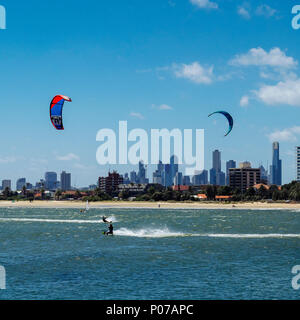 Kite surfeurs en action à Port Phillip Bay près de St Kilda, Melbourne, Victoria, Australie Banque D'Images