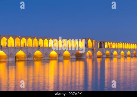 Pol-e Si-O-Seh, pont ou Si-O-Seh bridge, au crépuscule, Ispahan, Iran Banque D'Images