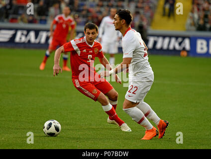 Moscou, Russie - le 5 juin 2018. Le milieu de terrain russe Alan Dzagoev contre l'centerback turc Kaan Ayhan au cours de match amical contre la Russie à V Banque D'Images