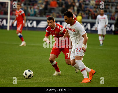 Moscou, Russie - le 5 juin 2018. Le milieu de terrain russe Alan Dzagoev contre l'centerback turc Kaan Ayhan au cours de match amical contre la Russie à V Banque D'Images