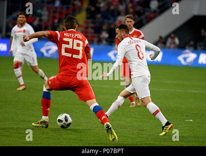 Moscou, Russie - le 5 juin 2018. Le milieu de terrain turc Oguzhan Ozyakup et défenseur russe Ilya Kutepov au cours de match amical contre la Russie à VE Banque D'Images