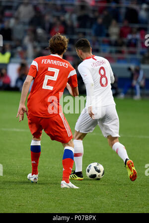 Moscou, Russie - le 5 juin 2018. Le milieu de terrain turc Oguzhan Ozyakup et Fédération de defender Mario Fernandes au cours de match amical contre la Russie à Banque D'Images