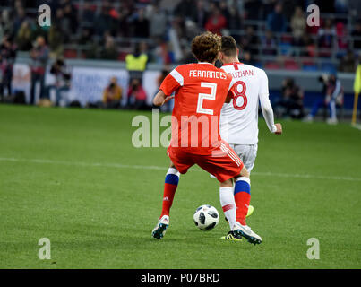 Moscou, Russie - le 5 juin 2018. Le milieu de terrain turc Oguzhan Ozyakup et Fédération de defender Mario Fernandes au cours de match amical contre la Russie à Banque D'Images