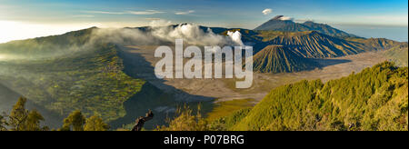 Panorama du Mont Bromo, le volcan le plus célèbre de Java, Indonésie Banque D'Images