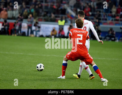 Moscou, Russie - le 5 juin 2018. Le milieu de terrain turc Oguzhan Ozyakup et Fédération de defender Mario Fernandes au cours de match amical contre la Russie à Banque D'Images