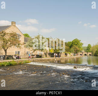 Weir sur la rivière Wye de Bakewell, Derbyshire. Banque D'Images