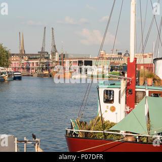 Y compris les bateaux péniches sur le Harbourside de Bristol, Royaume-Uni Banque D'Images