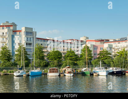 Y compris les bateaux péniches sur le Harbourside de Bristol, Royaume-Uni Banque D'Images