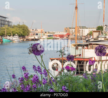 Y compris les bateaux péniches sur le Harbourside de Bristol, Royaume-Uni Banque D'Images