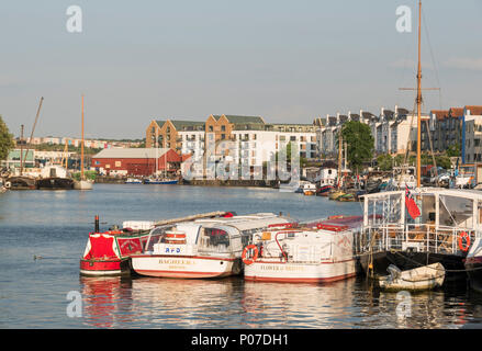 Y compris les bateaux péniches sur le Harbourside de Bristol, Royaume-Uni Banque D'Images