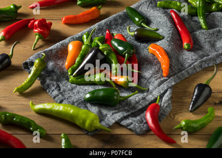 Piments assorties biologiques crus prêts à cuire Banque D'Images