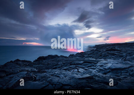 Coucher de soleil sur l'Hawaii magique comme la lave en fusion s'écoule dans l'océan depuis le volcan actif Banque D'Images