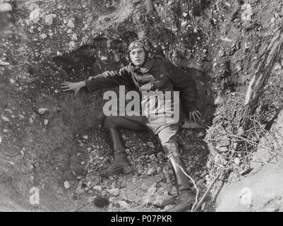 Titre original : les ailes. Titre en anglais : les ailes. Film Réalisateur : William A. WELLMAN. Année : 1927. Stars : CHARLES 'BUDDY' ROGERS. Credit : PARAMOUNT PICTURES / Album Banque D'Images