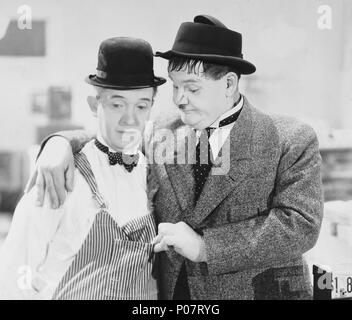 Titre original : THE FIXER DESSUS. Titre en anglais : THE FIXER DESSUS. Directeur de film : CHARLEY ROGERS. Année : 1935. Stars : OLIVER HARDY, Stan Laurel. Credit : HAL ROACH/MGM / Album Banque D'Images