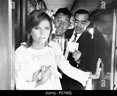 Titre original : BELLO, ONESTO, EMIGRATO AUSTRALIA SPOSEREBBE COMPAESANA ILLIBATA. Titre en anglais : UNE FILLE EN AUSTRALIE. Directeur de film : LUIGI ZAMPA. Année : 1971. Stars : Alberto Sordi, Claudia Cardinale. Credit : DOCUMENTO FILM/CCC FILMKUNST / Album Banque D'Images