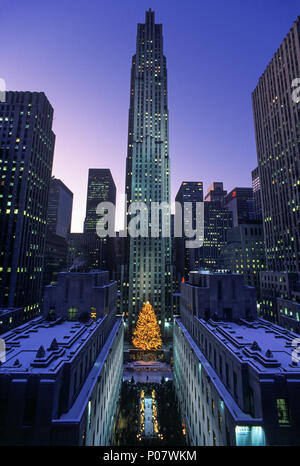 Historique 1992 LES LUMIÈRES D'ARBRE DE NOËL DU ROCKEFELLER CENTER MANHATTAN NEW YORK USA Banque D'Images