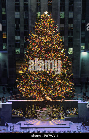 Historique 1992 ARBRE DE NOËL DU ROCKEFELLER CENTER MANHATTAN NEW YORK USA Banque D'Images