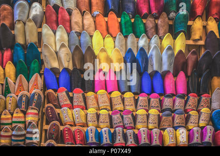 Marocaine Oriental chaussons à afficher dans la médina de Fès Banque D'Images