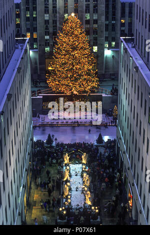 Historique 1992 LES LUMIÈRES D'ARBRE DE NOËL DU ROCKEFELLER CENTER MANHATTAN NEW YORK USA Banque D'Images