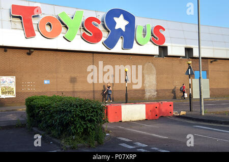 Le parking vide en face de l'Toys R Us magasin fermé sur la North Circular, près du centre commercial Brent Cross, à l'extérieur de Londres. Le jouet des enfants Banque D'Images