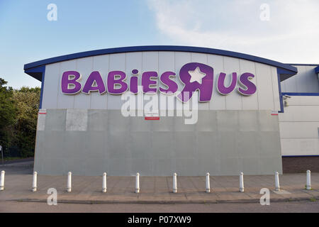 Le parking vide en face des bébés R Us magasin fermé sur la North Circular, près du centre commercial Brent Cross, à l'extérieur de Londres. L'aire de t Banque D'Images