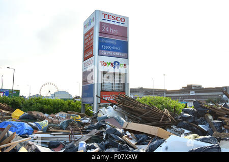 Les décharges sauvages déchets est à gauche en face de la boutique signes y compris Tesco Direct et les Toys R Us maintenant magasins fermés, sur la North Circular, près de l'e Banque D'Images