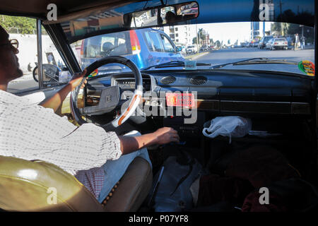 Manchester United fan conduit un taxi à Addis-Abeba, Ethiopie, Afrique du Sud Banque D'Images