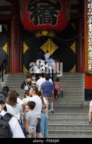 Tokyo, Japon - 22 juillet 2017. : Senso-ji, également connu sous le nom d'Asakusa Kannon est un temple bouddhiste situé à Asakusa. C'est la plus pittoresque et populaire des temples. Les gens aiment prendre des photos à sa porte. Banque D'Images